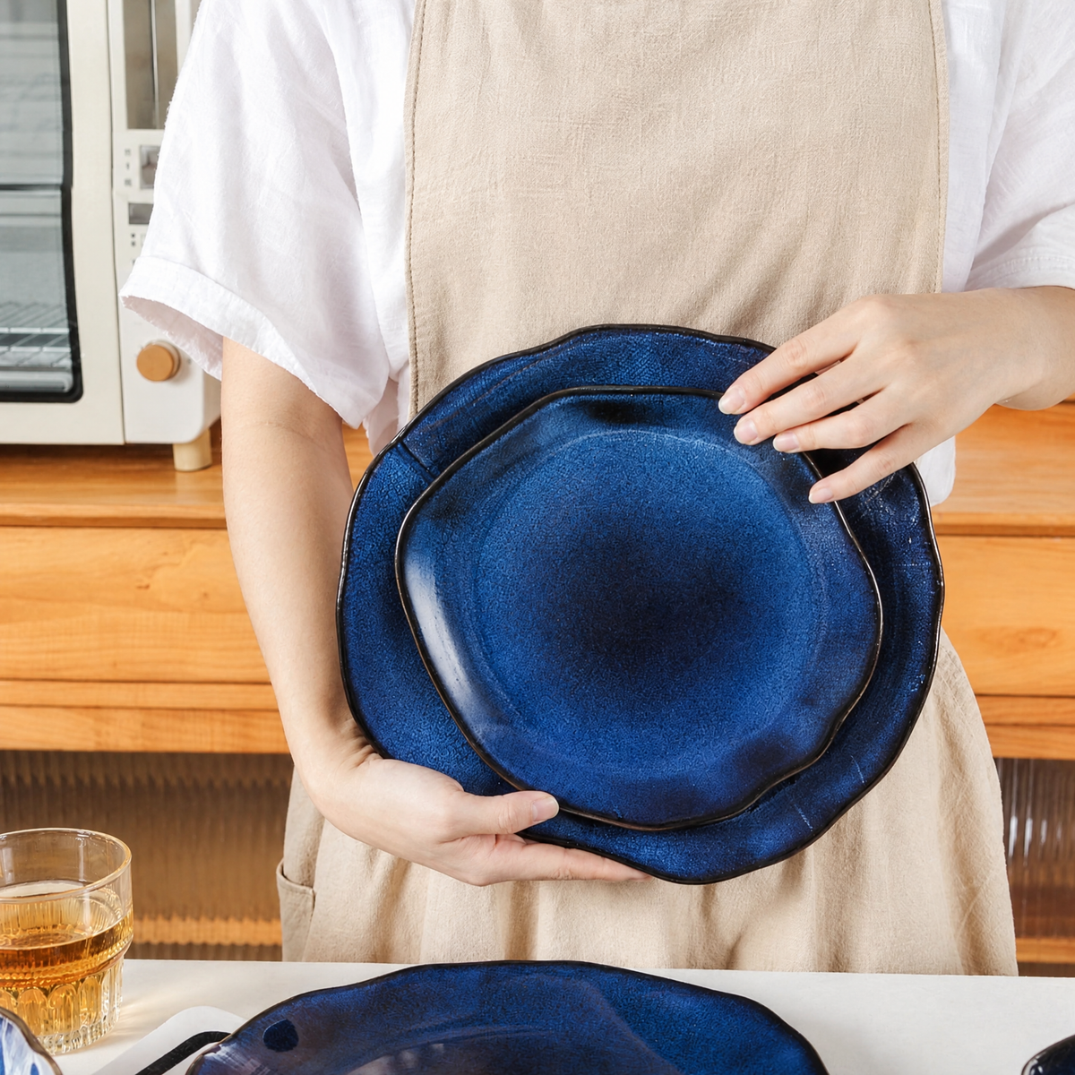 Assiette émaillée à la main tenue à deux mains